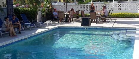 حمّام سباحة خارجي، مفتوح من 10 صباحاً إلى 6 مساءً، مقاعد للتشمس