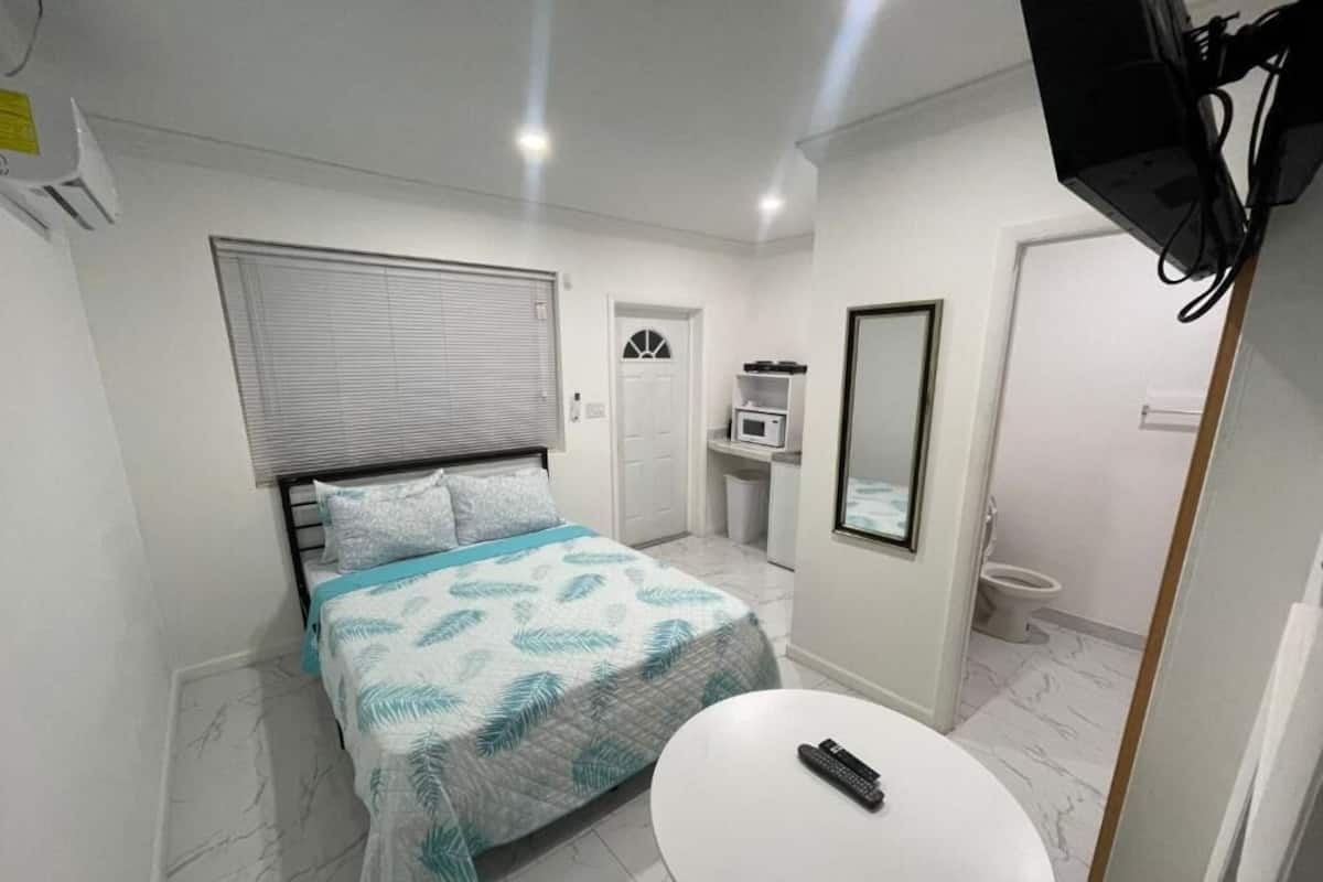 In-room safe, laptop workspace, iron/ironing board, free WiFi