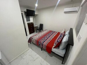In-room safe, laptop workspace, iron/ironing board, free WiFi - Sandelwood Studios (Nassau)