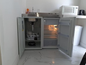 Mini-Kühlschrank, Mikrowelle, Herdplatte, Kochgeschirr/Geschirr/Besteck