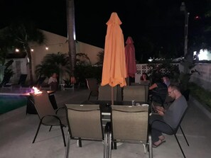 Kolam renang terbuka, kerusi lepak pantai 