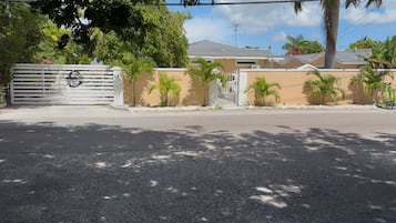 Fachada de la propiedad