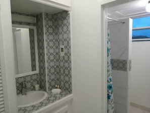 Sèche-cheveux, serviettes fournies, savon, papier toilette