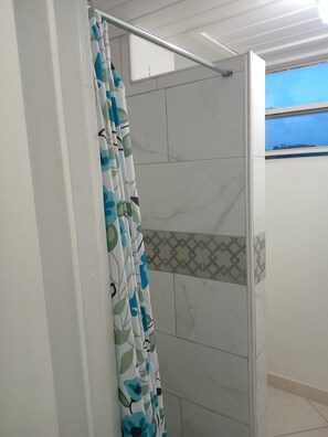 مجففات شعر، مناشف، صابون، ورق حمّام