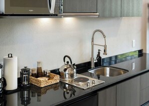 Fridge, microwave, stovetop, coffee/tea maker - Stylish Loft w Balcony in the Heart of Roma Norte (Mexico City)