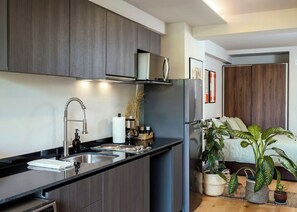 Fridge, oven, stovetop, coffee/tea maker