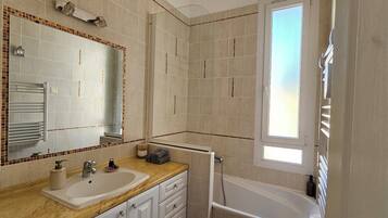 Douche, sĂšche-cheveux, serviettes fournies, savon