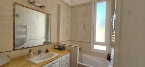 Douche, sèche-cheveux, serviettes fournies, savon