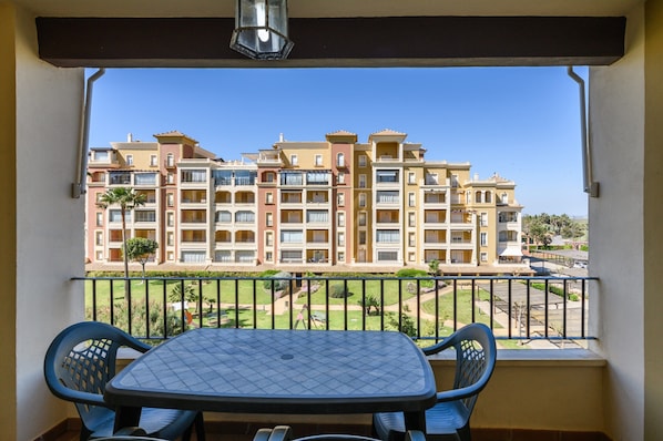 Outdoor dining - Apartment With Pool & Garden Views (Ayamonte)