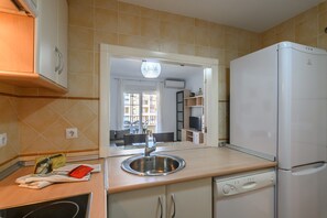 Private kitchen - Apartment With Pool & Garden Views (Ayamonte)