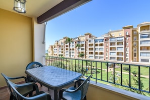 Apartment | Outdoor dining