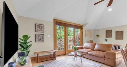 3 Min to Downtown, Game Room, King bed