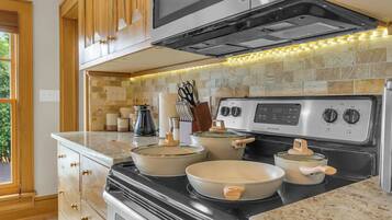 Frigorifero, microonde, forno, piano cottura