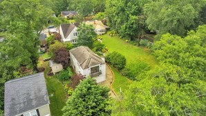 Un quartier résidentiel composé de plusieurs maisons, entouré d’une végétation luxuriante.