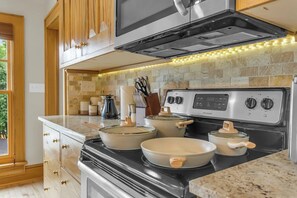 Een koelkast, een microgolfoven, een oven, een kookplaat