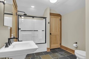 Dusj, hårføner og håndklær