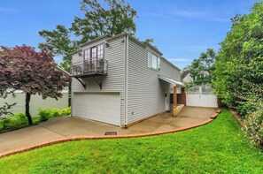 A single-story house with a garage, a small balcony, and a well-maintained lawn. - 3 Min to Downtown, Game Room, King bed (Greenville)