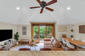 TV, ping pong, offices - 3 Min to Downtown, Game Room, King bed (Greenville)