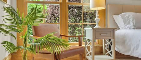 Desk, WiFi, bed sheets