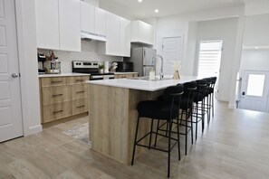 Fridge, microwave, oven, stovetop - Kinglet 4BR Getaway |A/C|Garage|Near WEM|Disney+ (Edmonton)