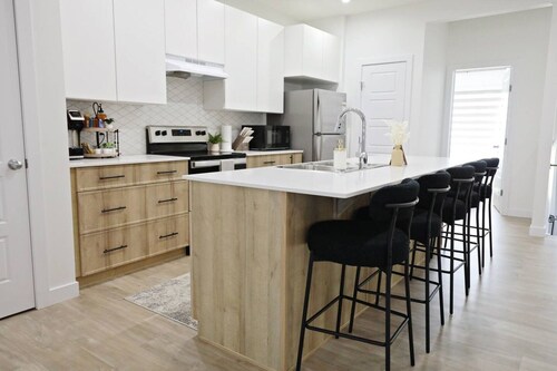 Kinglet 4BR Getaway |A/C|Garage|Near WEM|Disney+