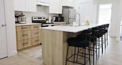 Kinglet 4BR Getaway |A/C|Garage|Near WEM|Disney+