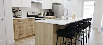 Kinglet 4BR Getaway |A/C|Garage|Near WEM|Disney+