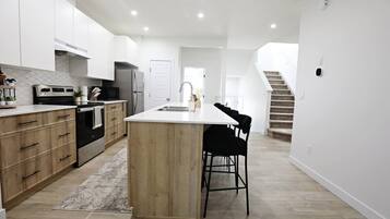 Refrigerador, microondas, horno y parrilla de estufa