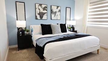 4 間睡房、書桌、熨斗/熨衫板、可攜式嬰兒床