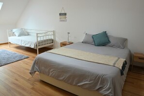 3 habitaciones, tabla de planchar con plancha y cuna de viaje