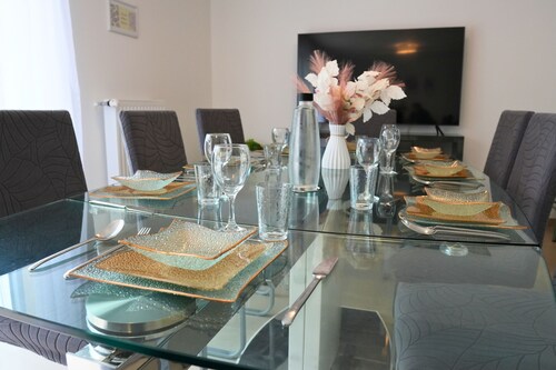 House with garden near Disneyland / parott world