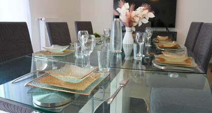 House with garden near Disneyland / parott world