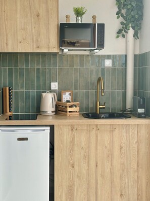 Fridge, microwave, stovetop, coffee/tea maker