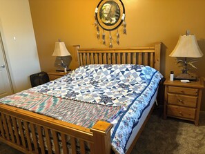 3 bedrooms, WiFi, bed sheets - 3-bedroom house in enchanting Mesquite with WiFi, AC (Mesquite)