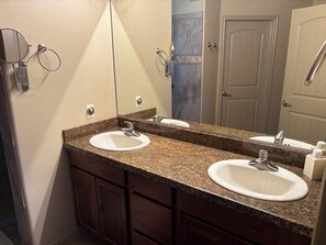 Towels, soap, toilet paper - 3-bedroom house in enchanting Mesquite with WiFi, AC (Mesquite)