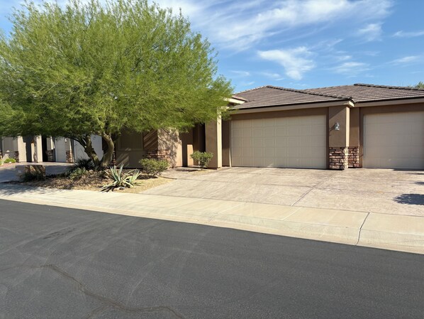 Exterior - 3-bedroom house in enchanting Mesquite with WiFi, AC (Mesquite)