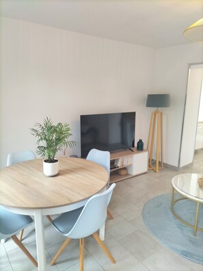 Dining - Apartment with courtyard, ideally located. Neatly decorated. (Caen)