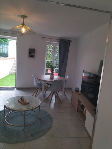 Apartment with courtyard, ideally located. Neatly decorated.