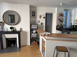 Refrigerador, horno, parrilla de estufa y cafetera y tetera