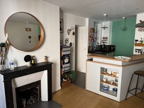 Fridge, oven, stovetop, coffee/tea maker - Parisian Flat - Odeon Theater (Paris)