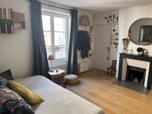 Room - Parisian Flat - Odeon Theater (Paris)