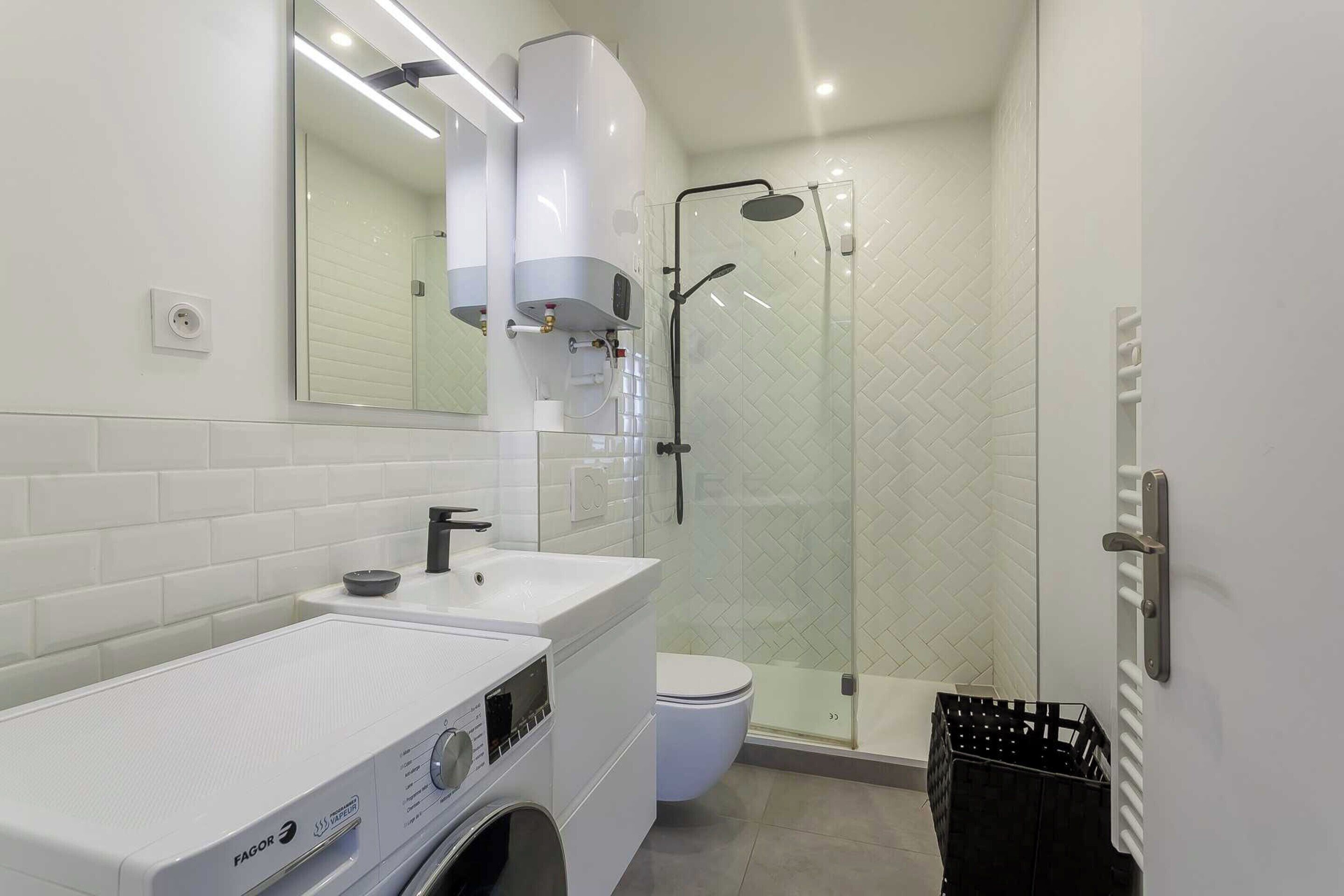 Apartment | Bathroom | Towels, toilet paper