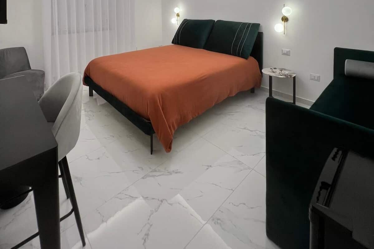Habitación triple de lujo | Artículos del minibar gratis y caja de seguridad en la habitación
