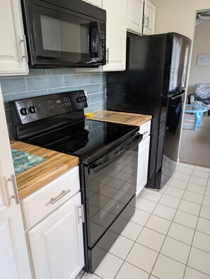 Mikrovågsugn, ugn, spishäll och diskmaskin