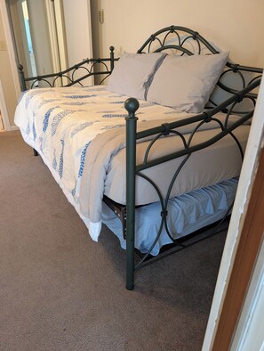 Iron/ironing board, WiFi, bed sheets