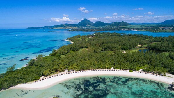 Sun-loungers, beach towels - Apartment at Anahita 5*Resort :golf & access to Ile aux Cerfs exclusive beach-2- (Beau Champ , Grande Riviere Sud Est)