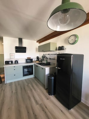 Microonde, forno, piano cottura, lavastoviglie