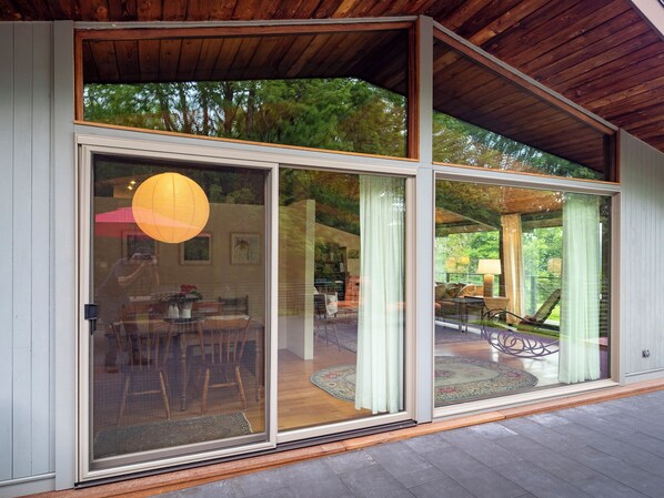 Outdoor dining - Mid Century Modern 4 bedroom home with sweeping mountain views in Williamstown (Williamstown)