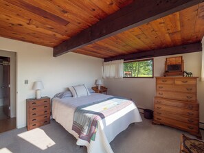 4 bedrooms, iron/ironing board, free WiFi, bed sheets - Mid Century Modern 4 bedroom home with sweeping mountain views in Williamstown (Williamstown)
