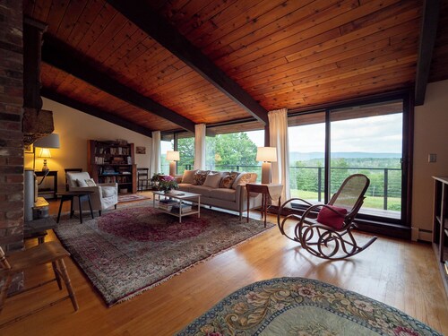 Secluded 4 bedroom home with sweeping mountain views in Williamstown